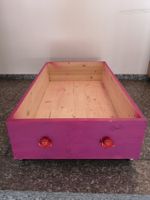 Holzkiste mit Rollen