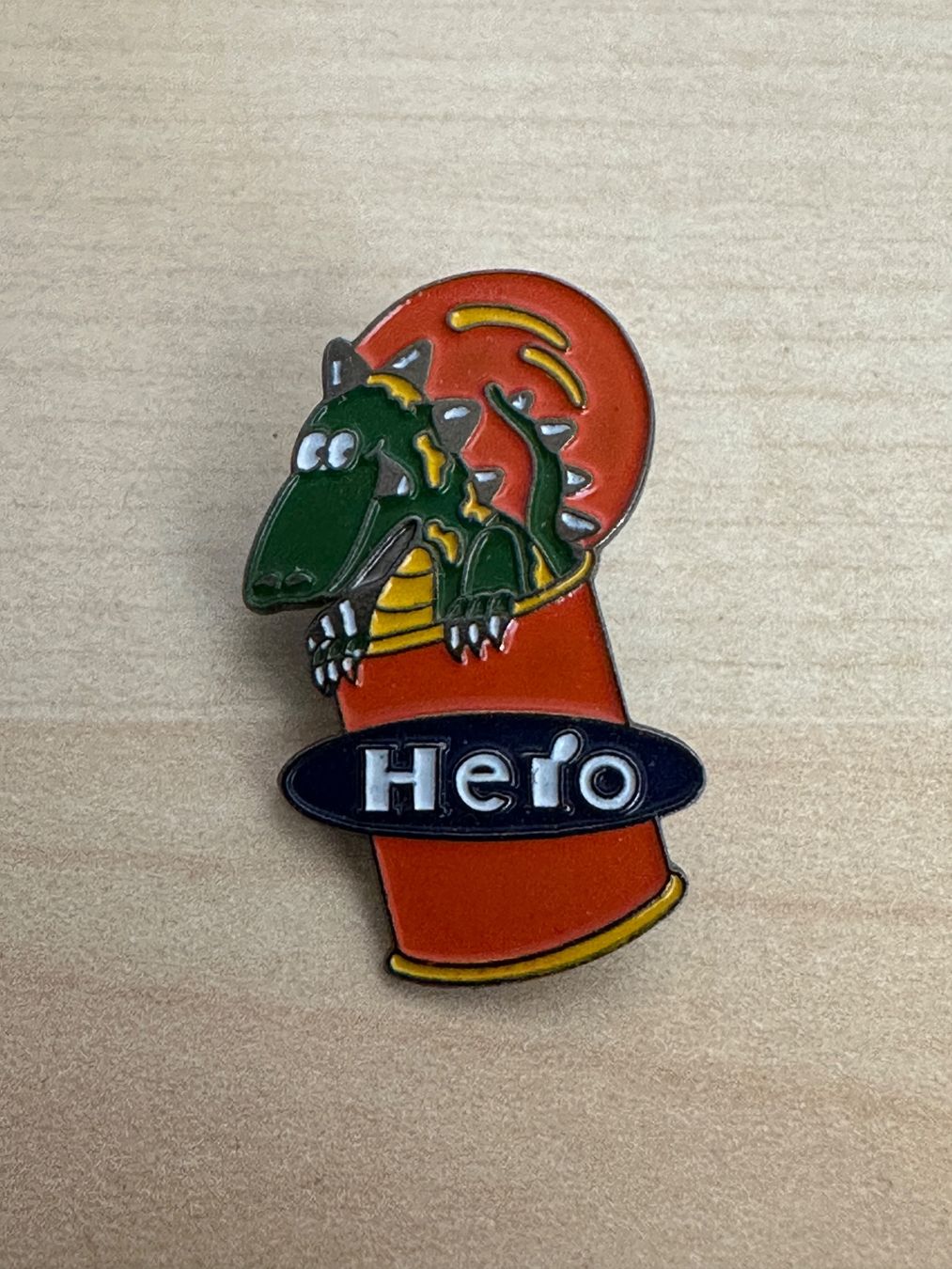 Plaquettes & Badges: Hero Ravioli Pin – D'occasion à Arlesheim par Kunst-Krempel
