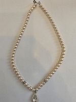 Elegante Perlenkette mit Strass-Anhänger, Top Zustand!
