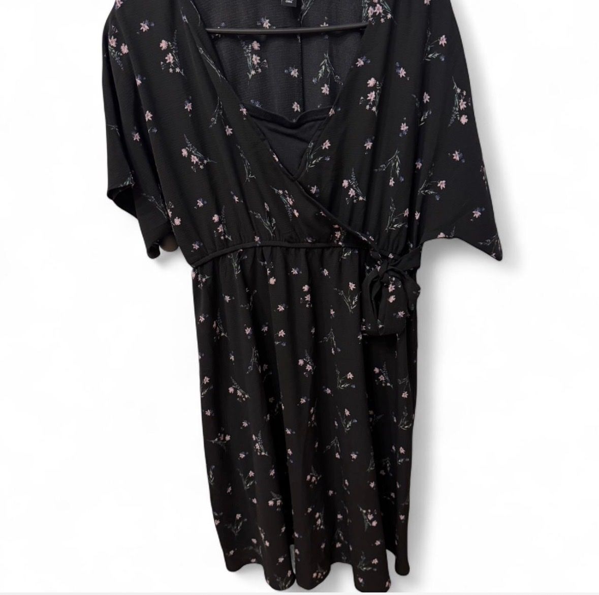 Robes: Kleid schwarz geblümt Wickeloptik  – Neuf (Voir description) à Marbach SG par Rob_sta