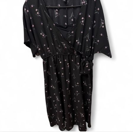 Kleid schwarz geblümt Wickeloptik 