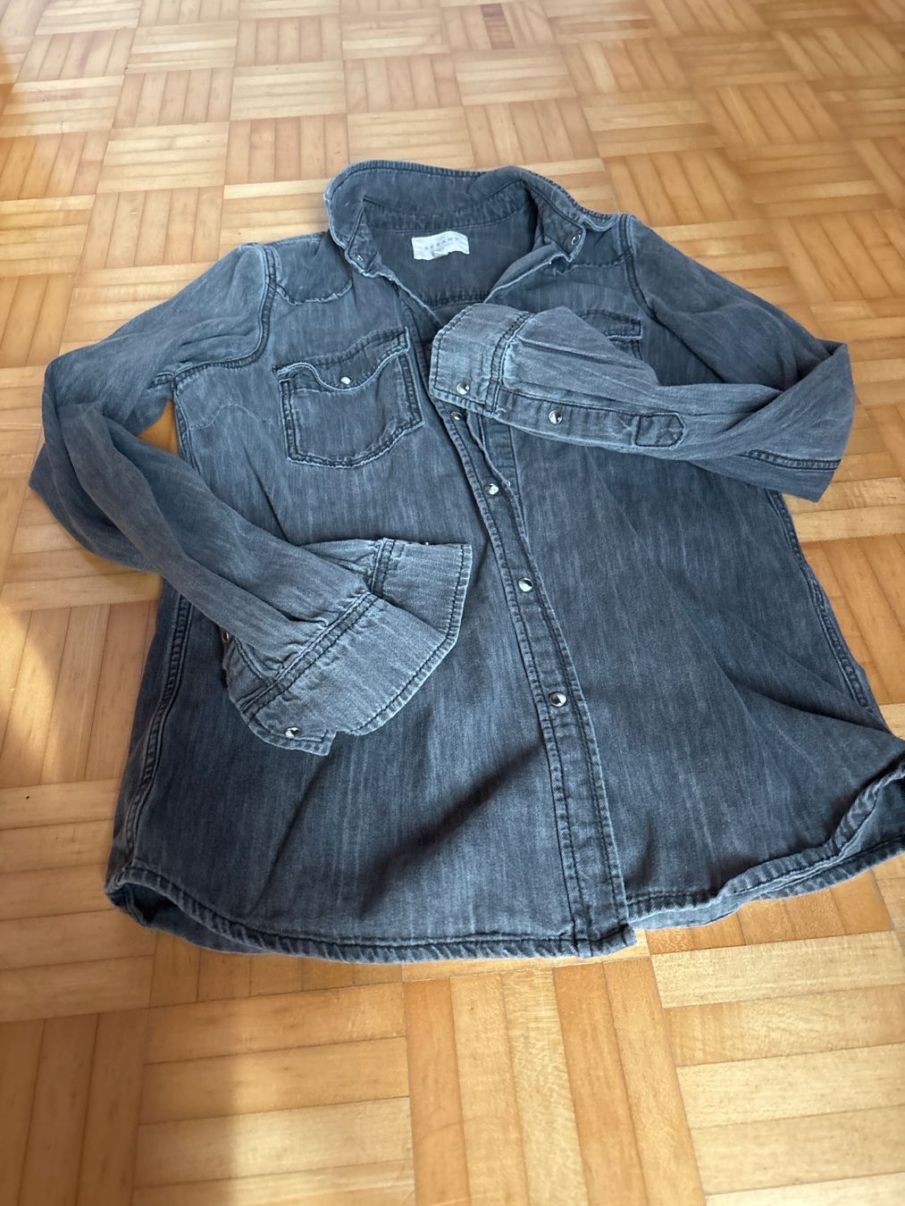 Sezane Blusen: Chemise Sezane grise taille 32 – Gebraucht aus Lajoux JU von plise