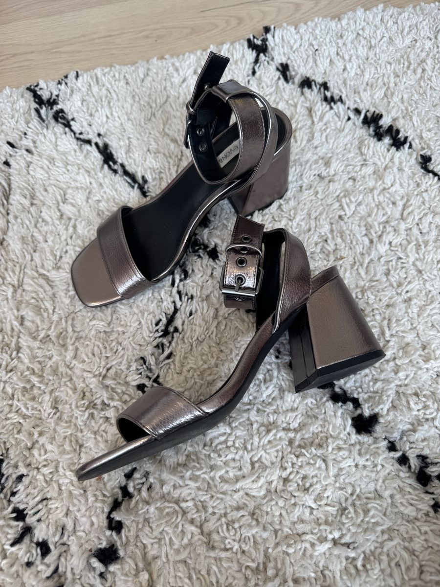 Scarpe da donna: Stylische Metallic Sandalen – Usato da Buchs ZH venduto da crazyhandbaggirl123