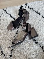 Stylische Metallic Sandalen