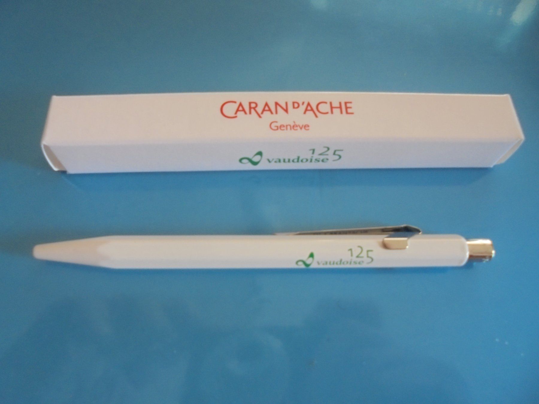 Caran D'Ache Penna & Evidenziatori: Caran d' Ache 849 édition spéciale " Vaudoise assurance " – Nuovo e nell'imballaggio originale da Eclépens venduto da Consuelo