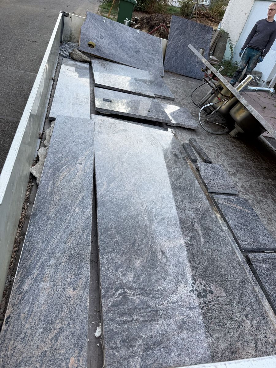 Pietre & tegole: Küchenabdeckung Granit – Usato da Baden venduto da vrisal
