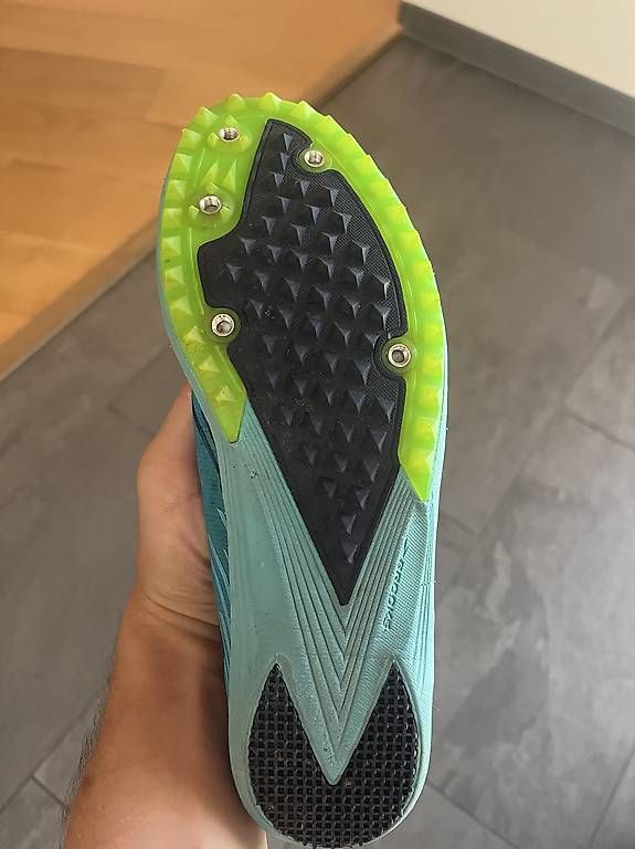 Chaussures hommes: Chaussures d'athlétisme avec pointes  – D'occasion à Evionnaz par viv_6fwl 1