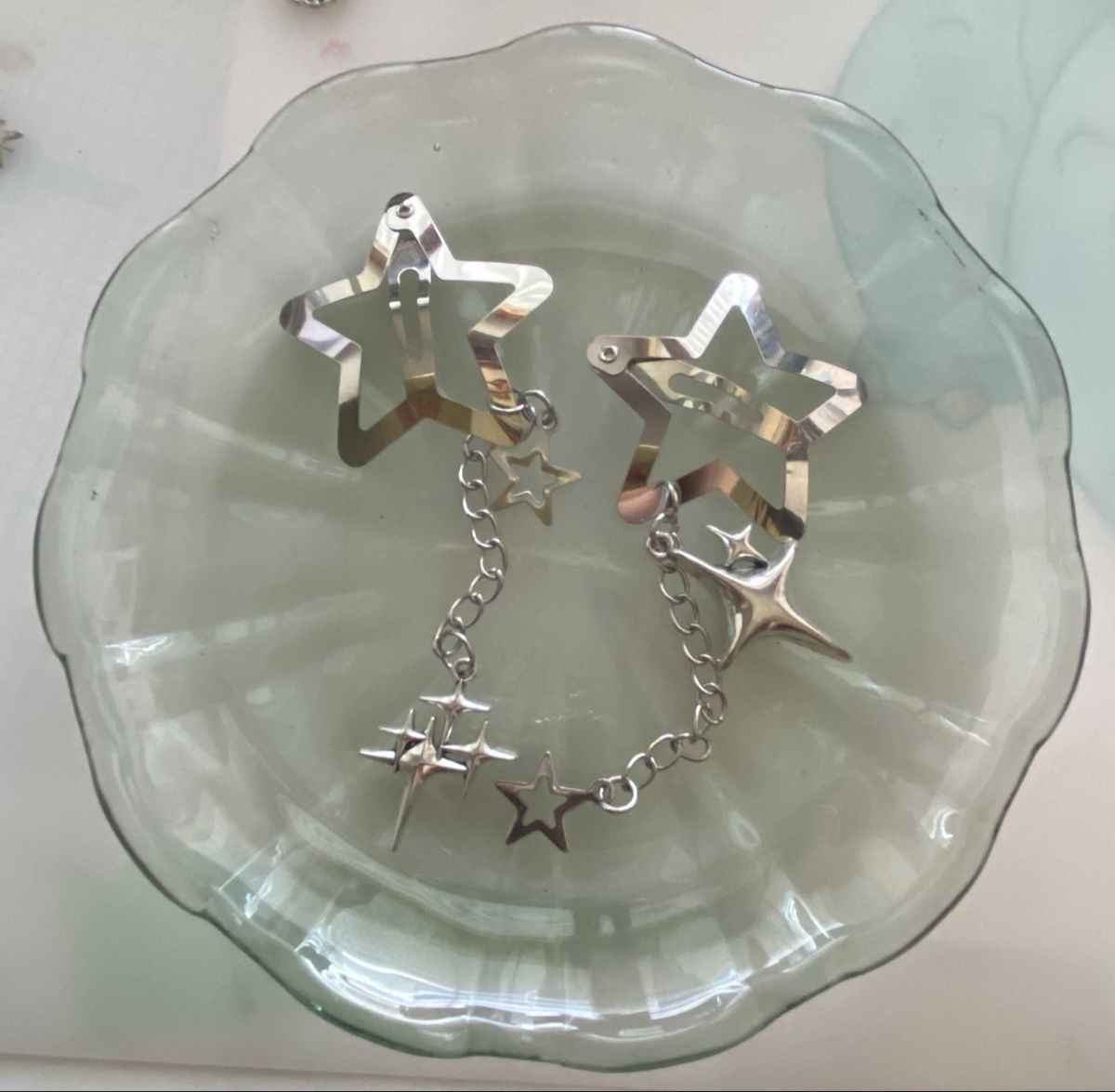 Accessori per capelli: Barrettes étoiles argentées avec chaînettes et étoiles – Nuovo (secondo la descrizione) da Neyruz FR venduto da Lokiwi