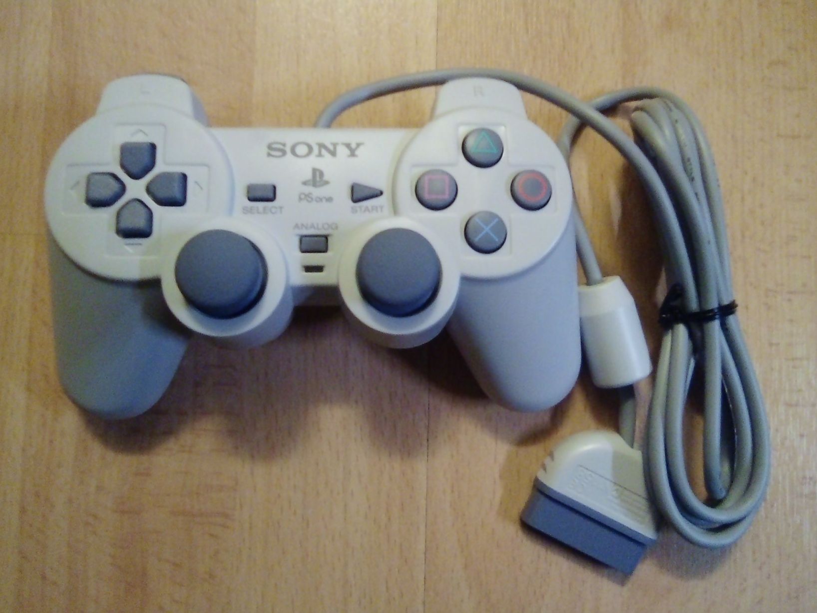 Sony Controller: Original Sony PS1 Slim Dual Analog Controller SCPH-110, Grau – Nuovo (secondo la descrizione) da Winterthur venduto da Colonica