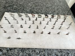 46 figurines plats d’étain vintage