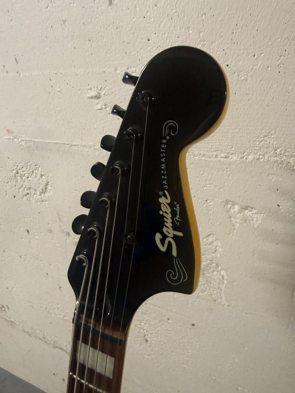 Squier Instruments de musique: Squier Baritone Jazzmaster IL BK (Black) mit Case – Neuf (Voir description) à Bern par xaraya0 1