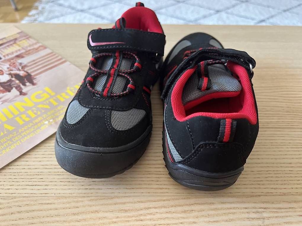 Scarpe per ragazzi: Paire de sneakers neuves taille 33 – Usato da Versoix venduto da L_armoire_d_isa 1