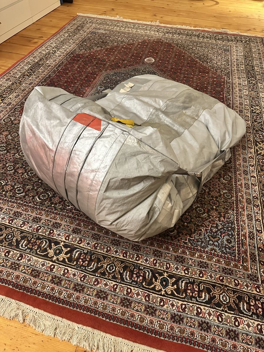 Poltrone: Einzigartiger Sitzsack aus original Flugzeugrutsche – Usato da Stein am Rhein venduto da StreetsOfSamana 1