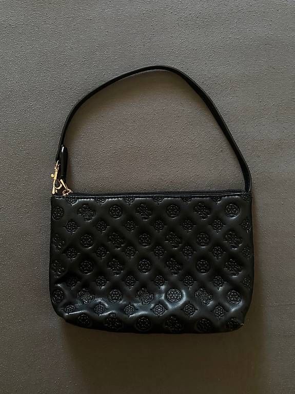 Borse da donna: Guess Schultertasche - Schwarz – Usato da Winterthur venduto da hndrxxoxo 1