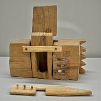 Ancienne serrure en bois traditionnelle avec sa clé