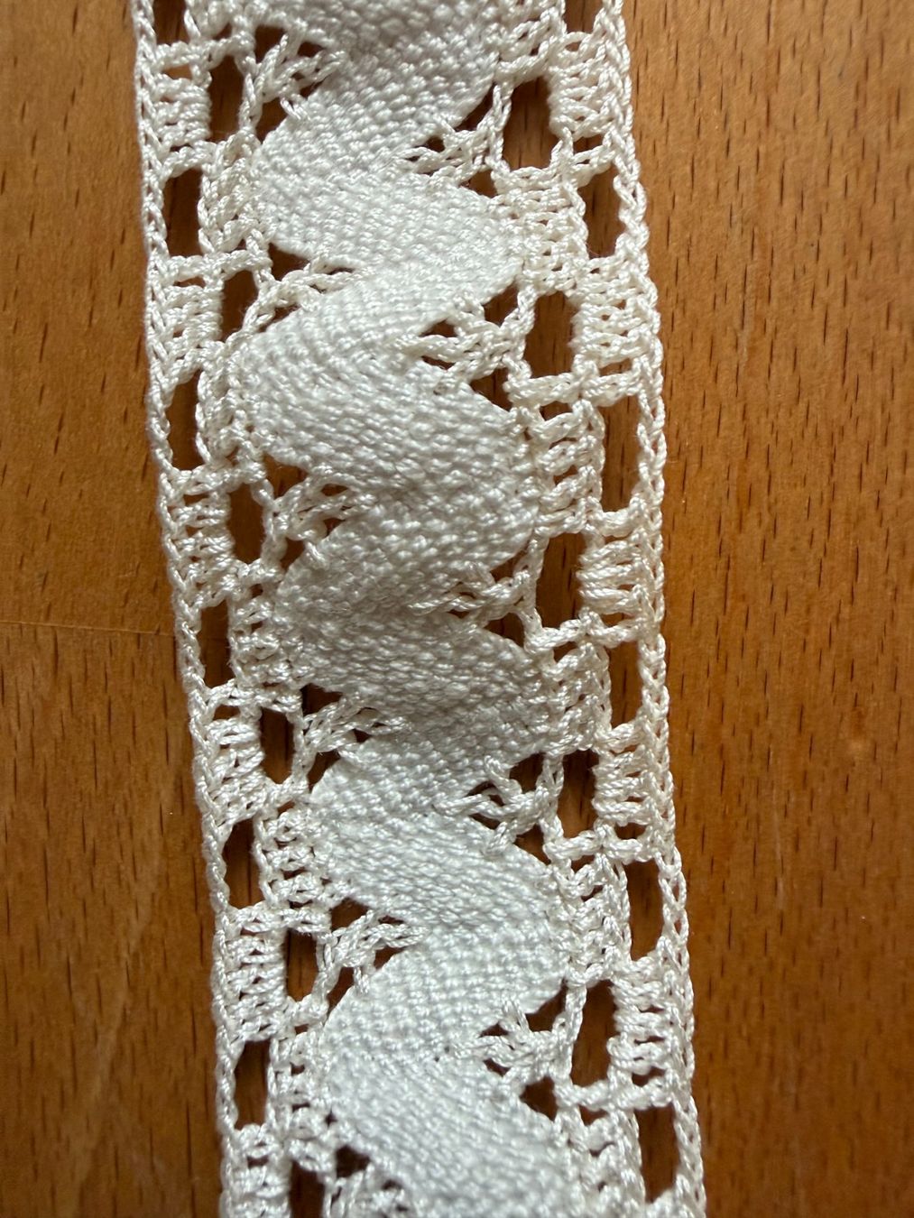 Nastri decorativi: Spitzenband   Handarbeit  Häkelarbeit  200 x 3 cm – Usato da Subingen venduto da ArtBead 1