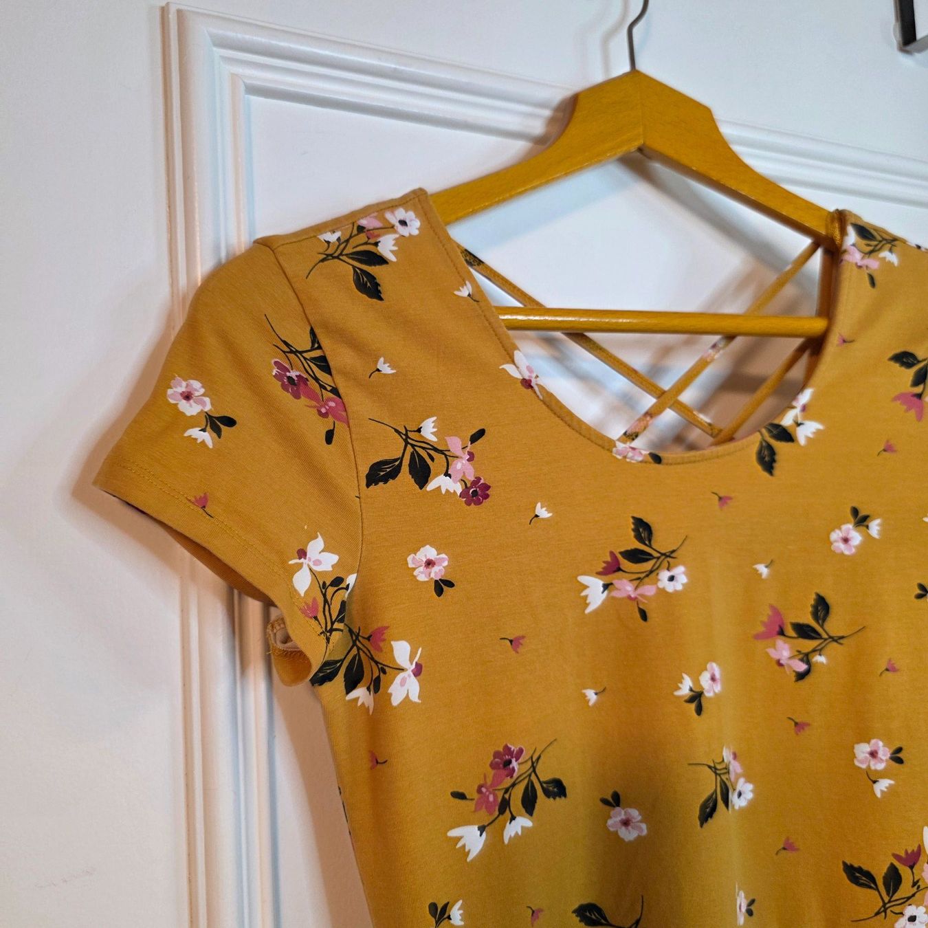 Vestiti: C&A Kleid M ocker kurz Blumenmuster – Usato da Wald ZH venduto da CapLux 3