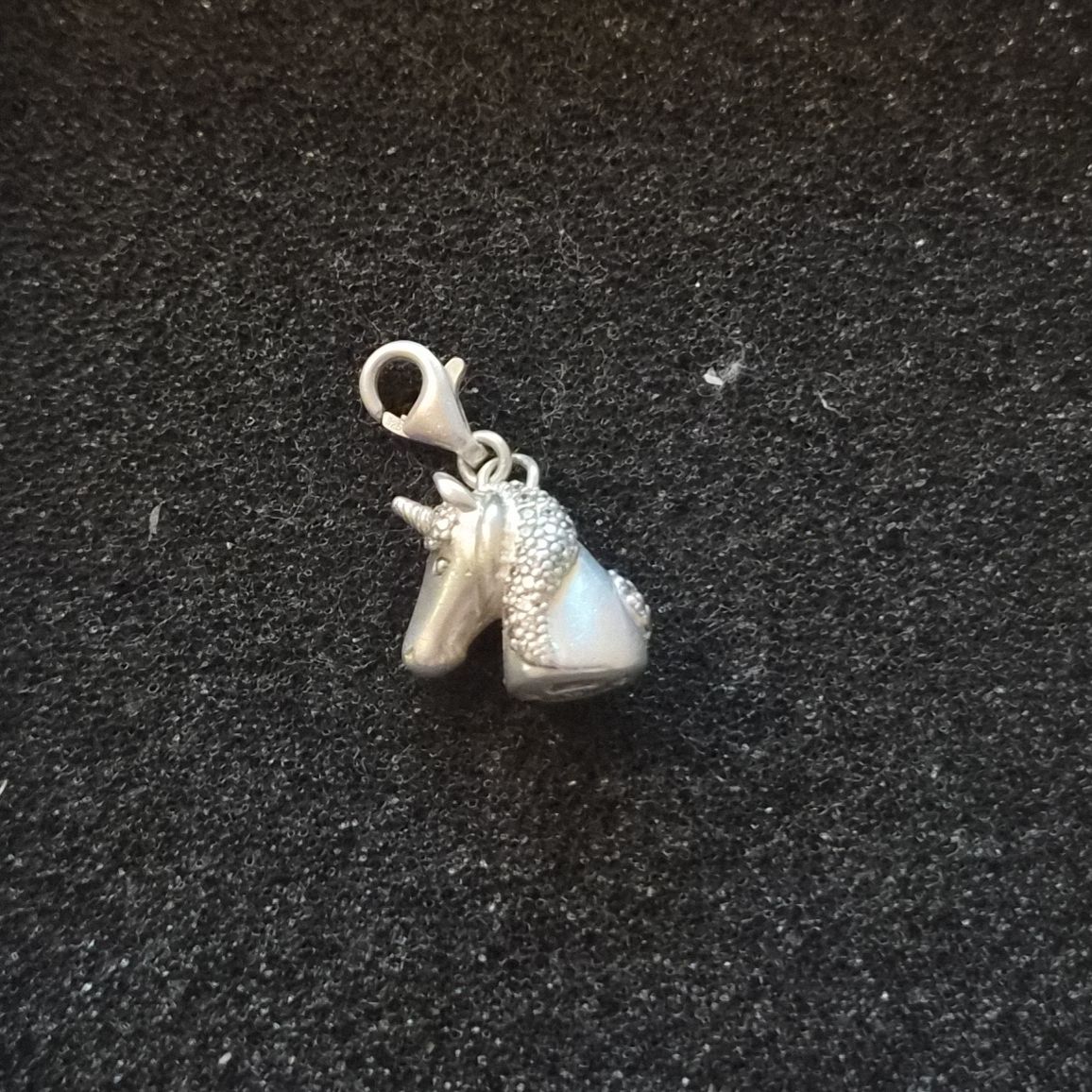 Thomas Sabo Anhänger: Thomas Sabo Charm-Anhänger Einhorn – Gebraucht aus Muhen von Savana16