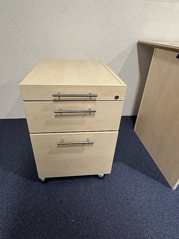 Scrivanie: Schreibtisch mit geräumiger Arbeitsfläche – Usato da Arbon venduto da mirellaanna 1