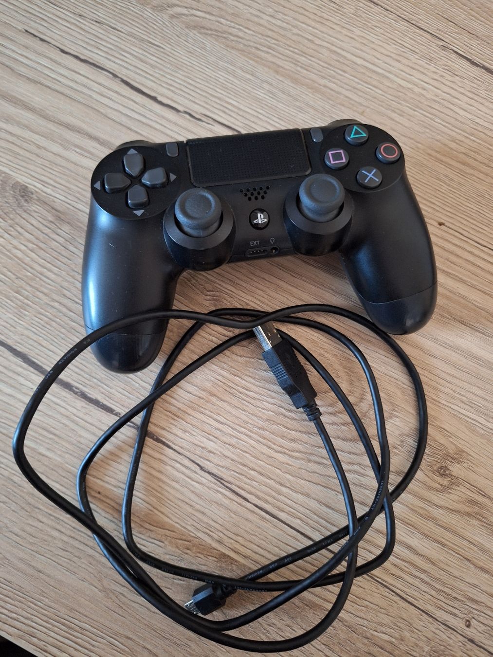 Sony Console: PS4 Slim mit 3 Spielen inklusive 3 Kabel und Controller – Usato da Brünisried venduto da Focusfail 1