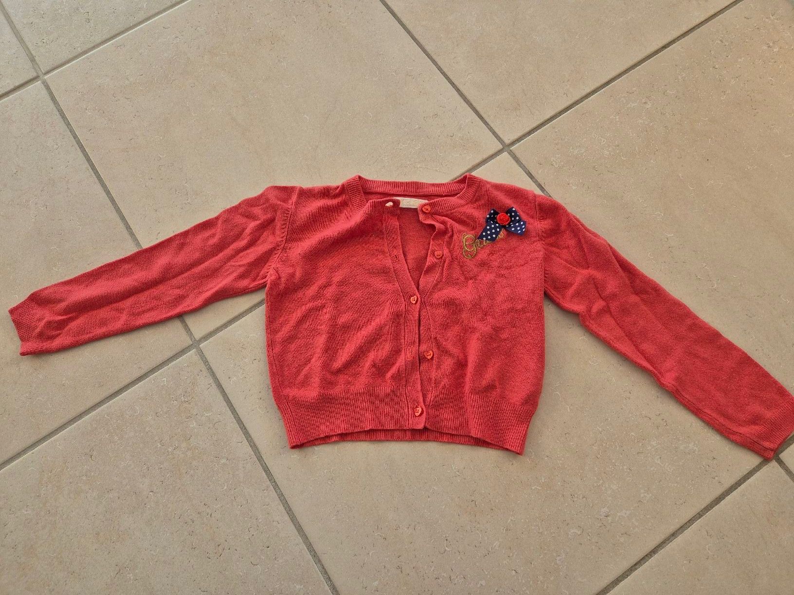 Guess Giacche & Cappotti: GUESS Cardigan Mädchen Gr. 92 – Usato da Adliswil venduto da Stardust11