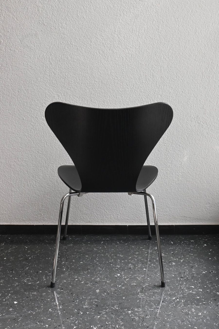 Sedie: Arne Jacobsen, Fritz Hansen  "Modell 3107" – Usato da Zürich venduto da starch.studio 3