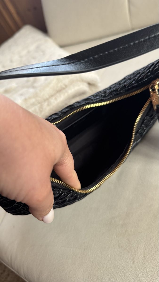 Calvin Klein Borse da donna: CK Pleated Shoulder Bag – Nuovo e nell'imballaggio originale da Surcasti venduto da Lenkita 2
