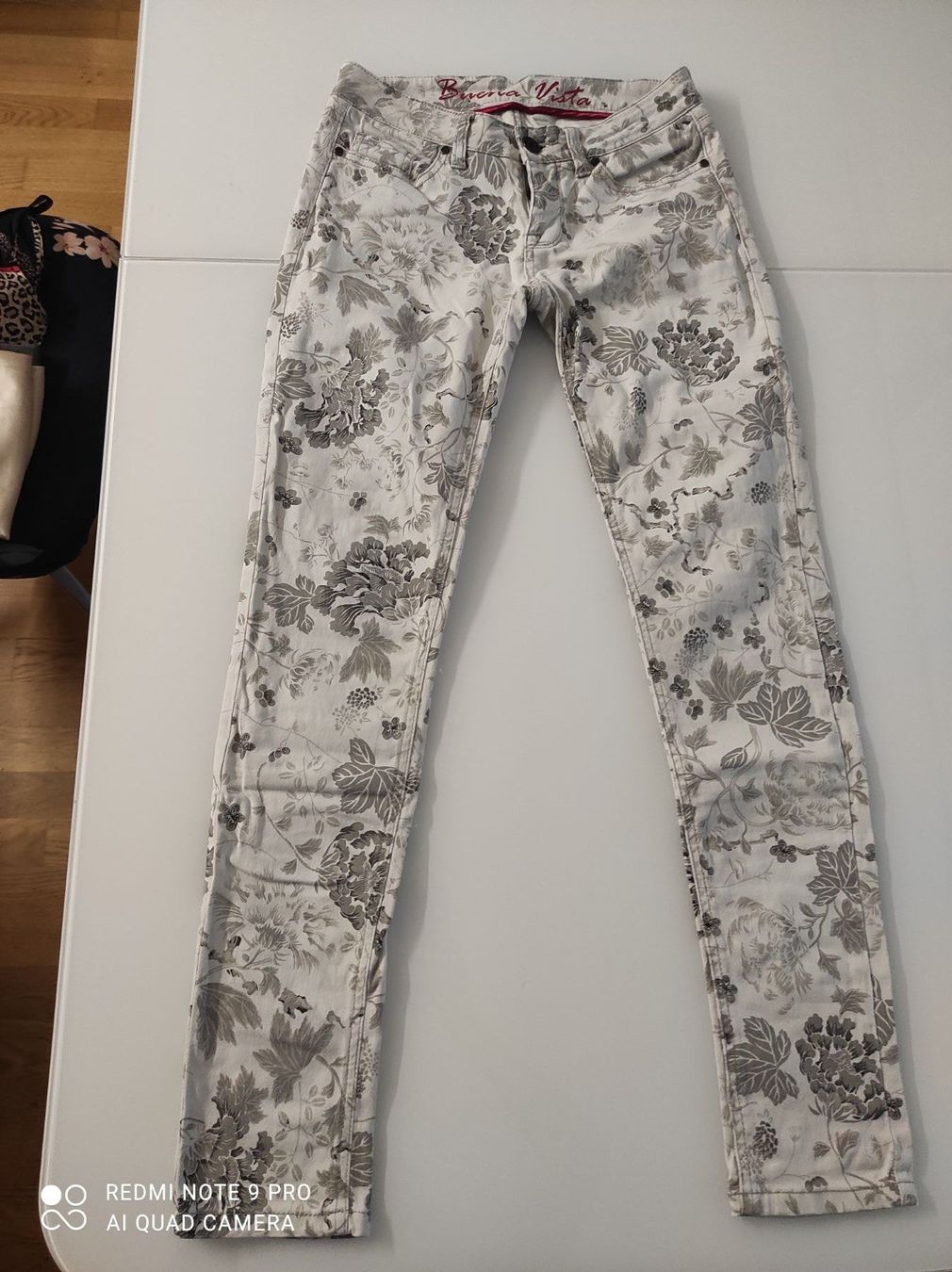 Pantaloni: Damen Hose gr 26 – Usato da Oensingen venduto da mamma86