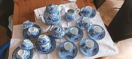 Set tazzine e caffettiera blu e bianche con fenice . Japan 