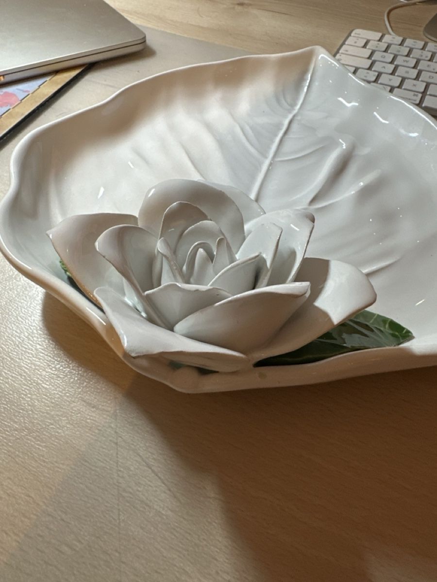 Piatti di portata: Keramikschale Blatt mit Rose Weiss – Usato da Ettingen venduto da slg_4107 4