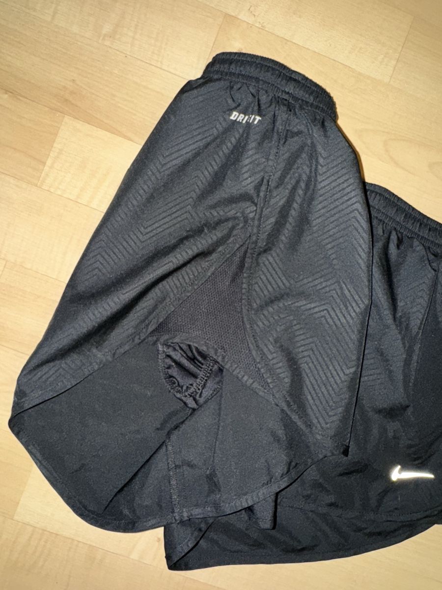 Nike Pantaloni: Nike dry fit Shorts running  – Usato da Obfelden venduto da cesarina10 1