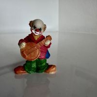 Süsser kleiner Clown mit Banjo, 4.3 cm, Kunstharz