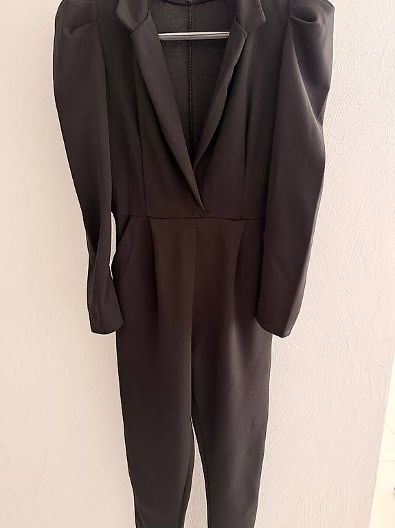 Tute: Black Jumpsuit with Statement Puff Shoulders  Size S – Usato da Münchwilen AG venduto da ale_bm7y