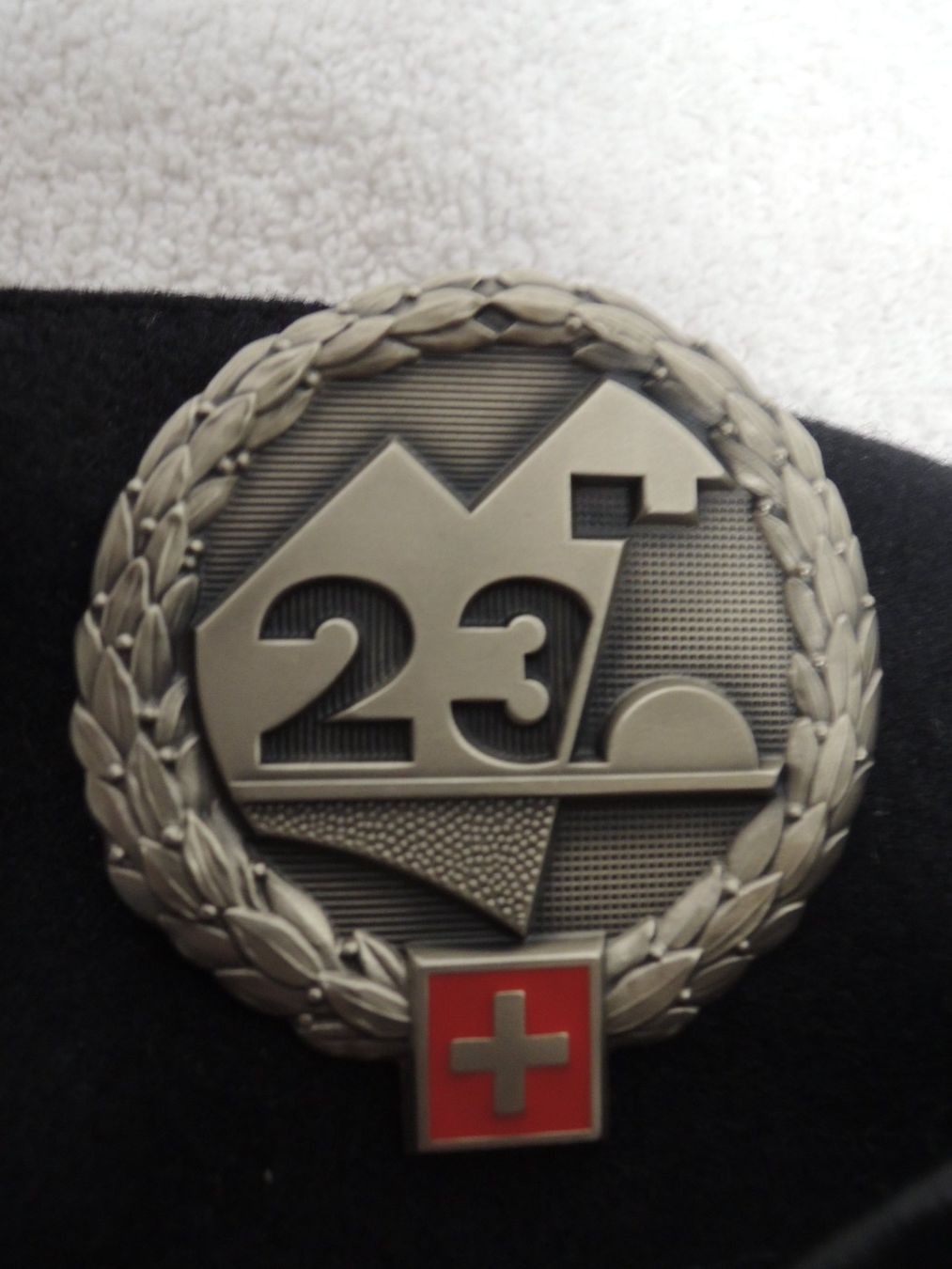 Uniformen: Schweizer Armee Béret in TOP Zustand mit Emblem – Neu (gemäss Beschreibung) aus Uznach von Othmar52 1