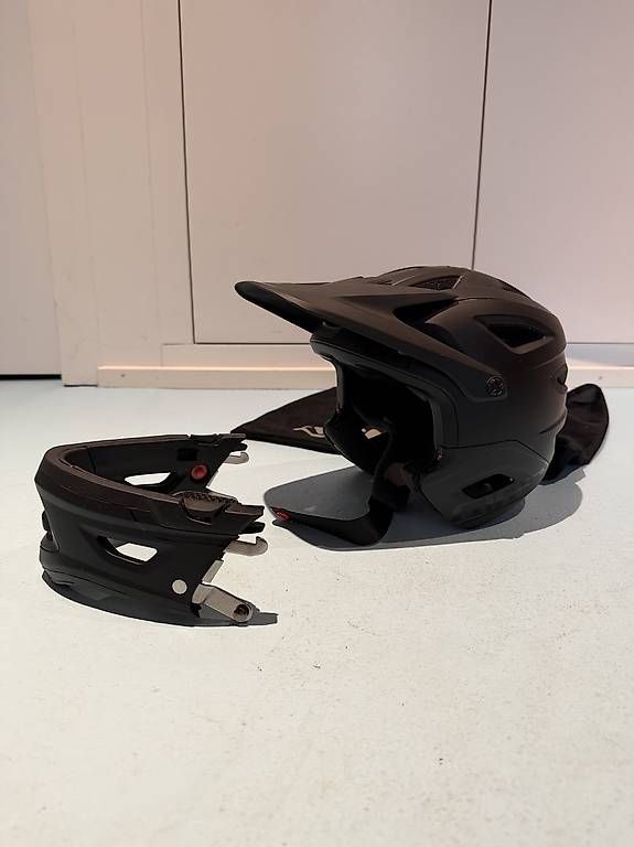 Caschi: CASQUE VÉLO ENFANT - GIRO SWITCHBLADE - S – Usato da Begnins venduto da gjackson01