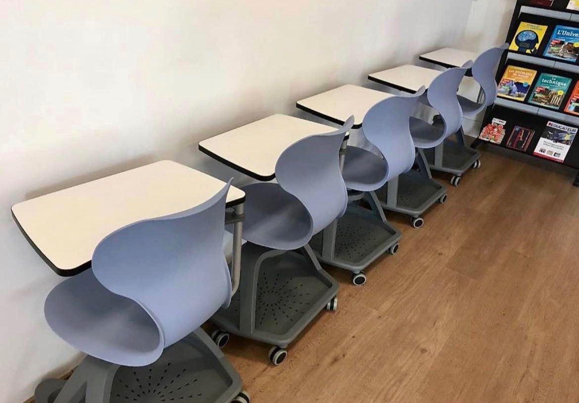 Stühle: 5 chaises-bureau sur roulettes avec tablette écritoire – Gebraucht aus Bulle von lau_ygq6 2