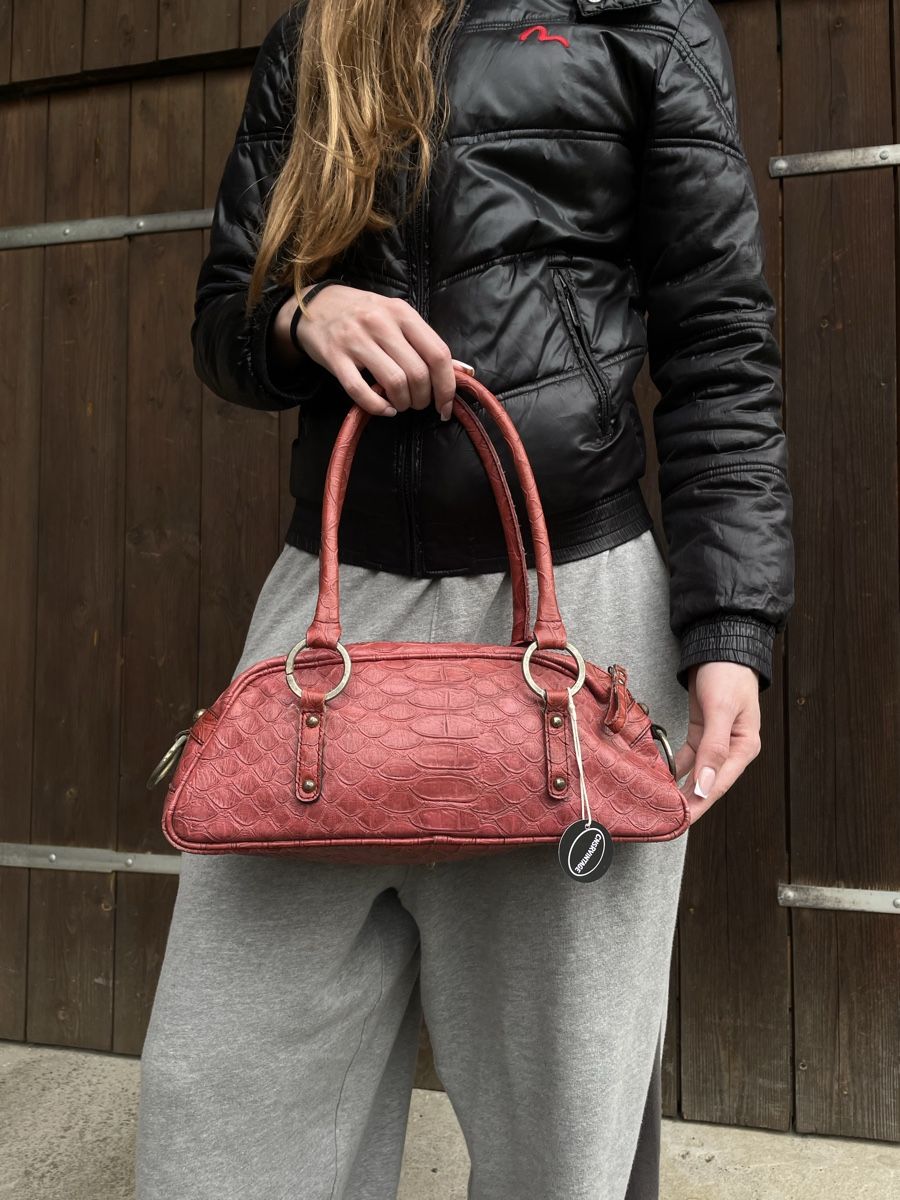 Guess Borse da donna: Guess Handtasche, Kroko-Optik, rot – Usato da Eggenwil venduto da CNSRVINTAGE 2