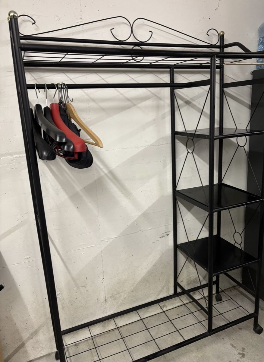 Garderobe: Kleiderständer Metall – Gebraucht aus Winterthur von meg_q2vq 1