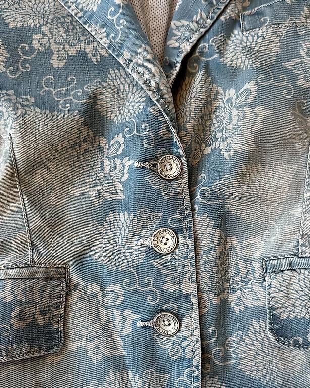 Jacken: Blue jacket with a floral pattern and light shoulder padding – Gebraucht aus Langnau i. E. von 2ndhand.flohmi 2