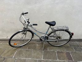 Gut erhaltenes silbriges Cresta Damenfahrrad / Bahnhofsvelo