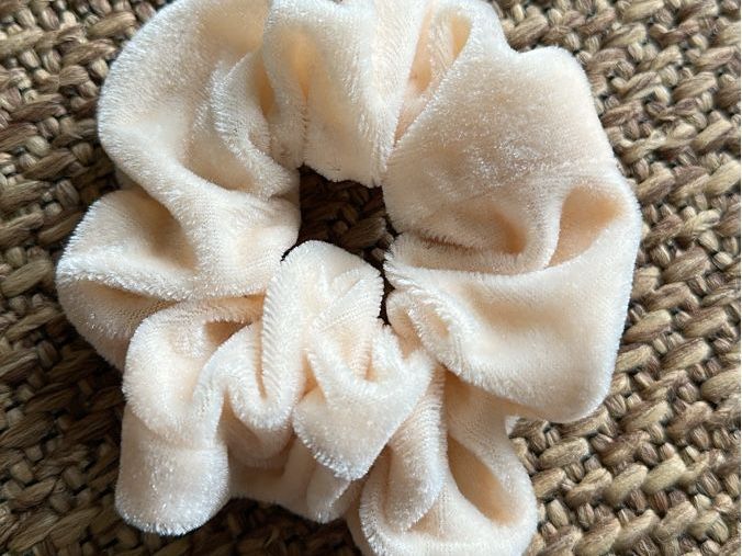 Accessoires pour cheveux: Haargummi Scrunchie Samt beige neuwertig – Neuf (Voir description) à Dietikon par vithya88