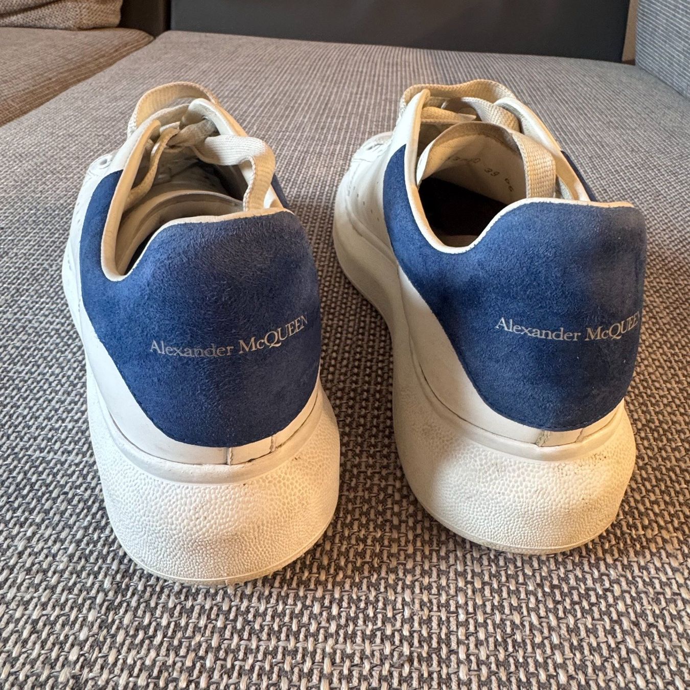 Alexander Mcqueen Scarpe da donna: Alexander McQueen white classic sneakers – Usato da St. Gallen venduto da sourced_limited 1
