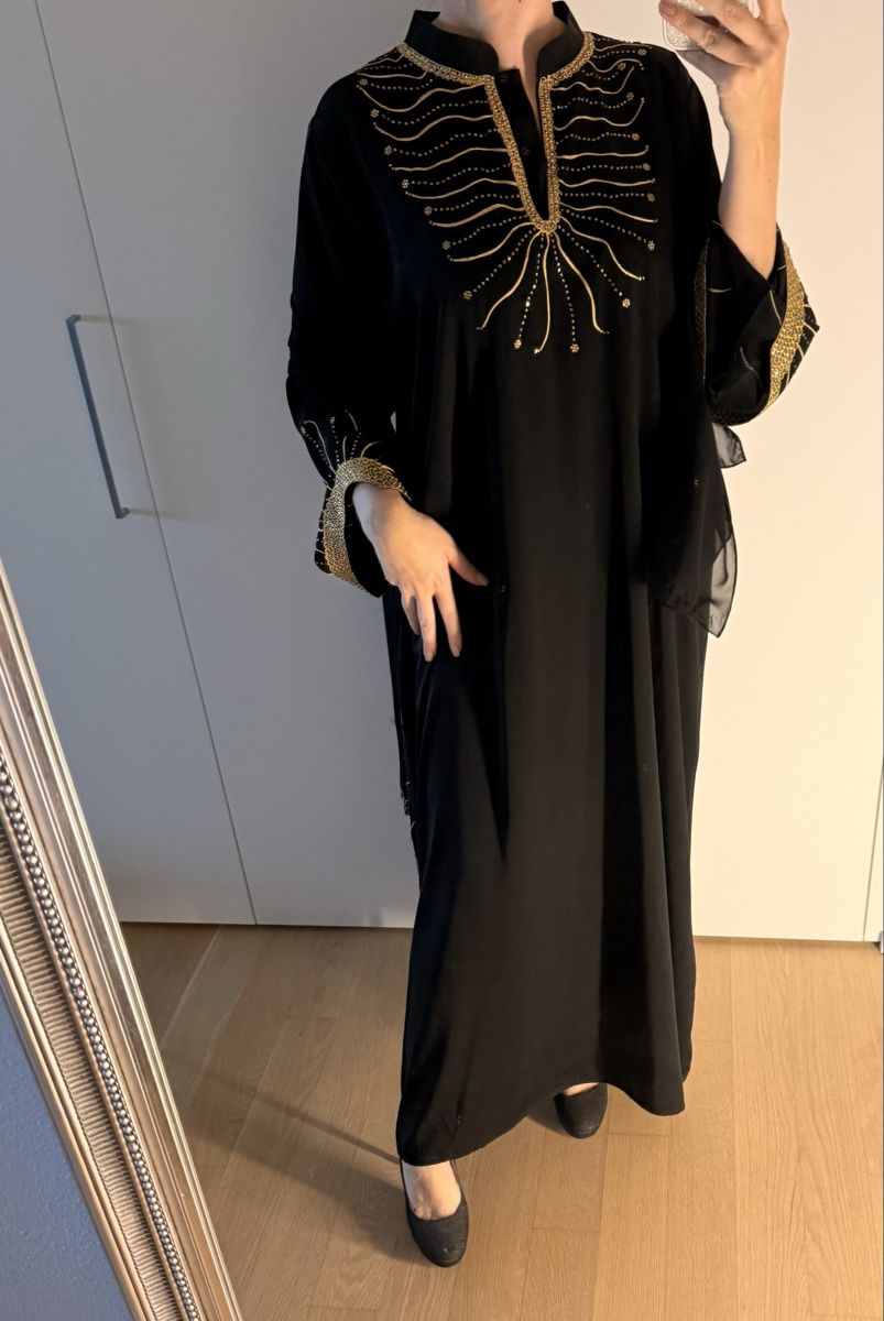 Vestiti: Schwarze Abaya kaftan mit Goldmuster neu 40 onesize – Nuovo (secondo la descrizione) da Staad SG venduto da Chirrari 1