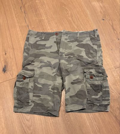 Hollister - Kurze Hosen in Camouflage Muster Grösse 34