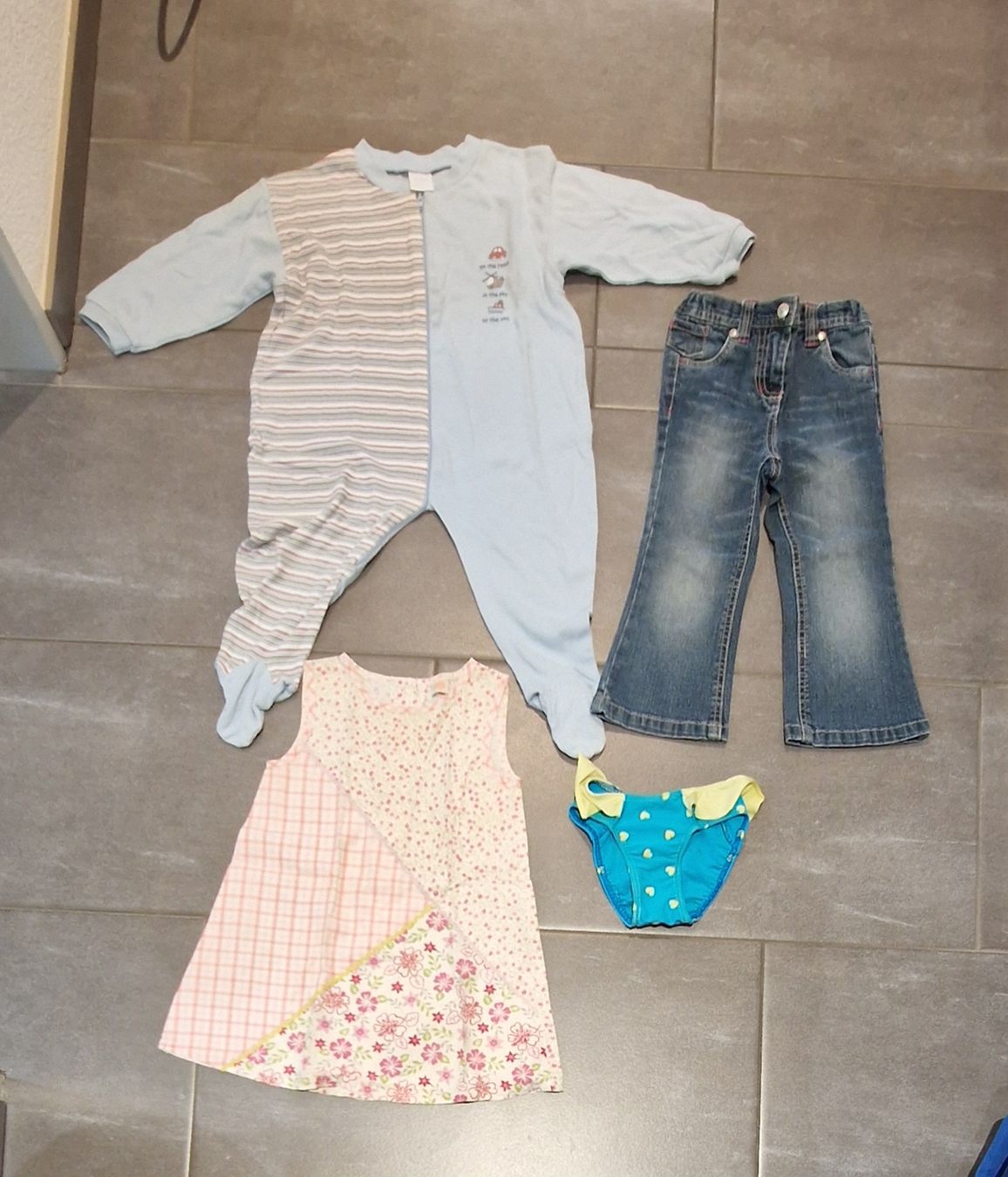 Lotti & Set di vestiti: Mädchen kleider Gr. 92 – Usato da Ohmstal venduto da wil_xp75