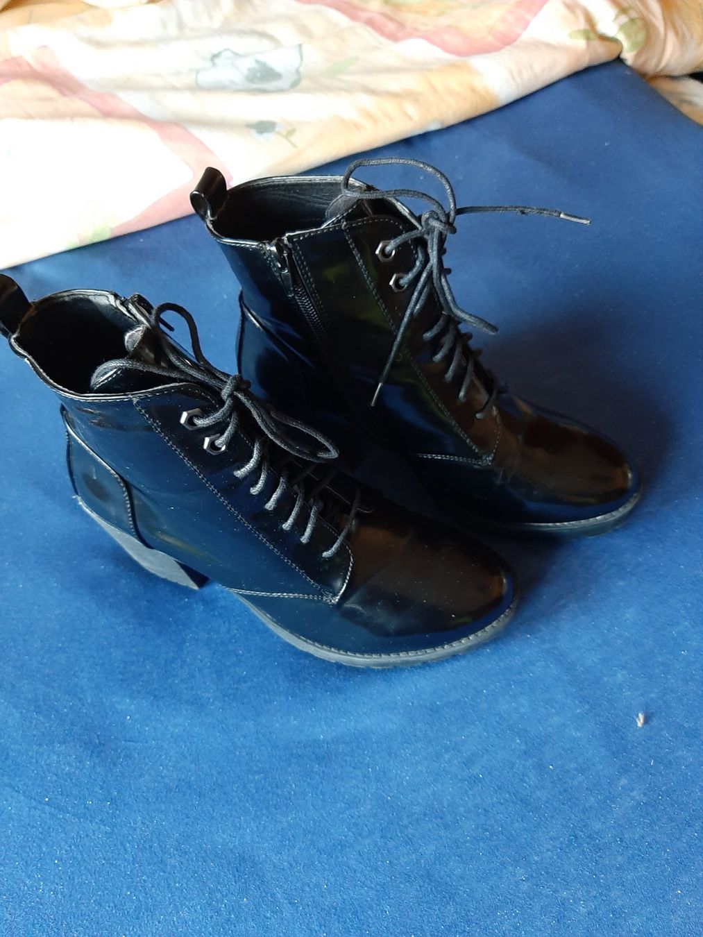 Cube Scarpe da donna: Schwarze Cube Lackstiefeletten, Gr. 41, neuwertig! – Nuovo (secondo la descrizione) da Basel venduto da kouki51 1