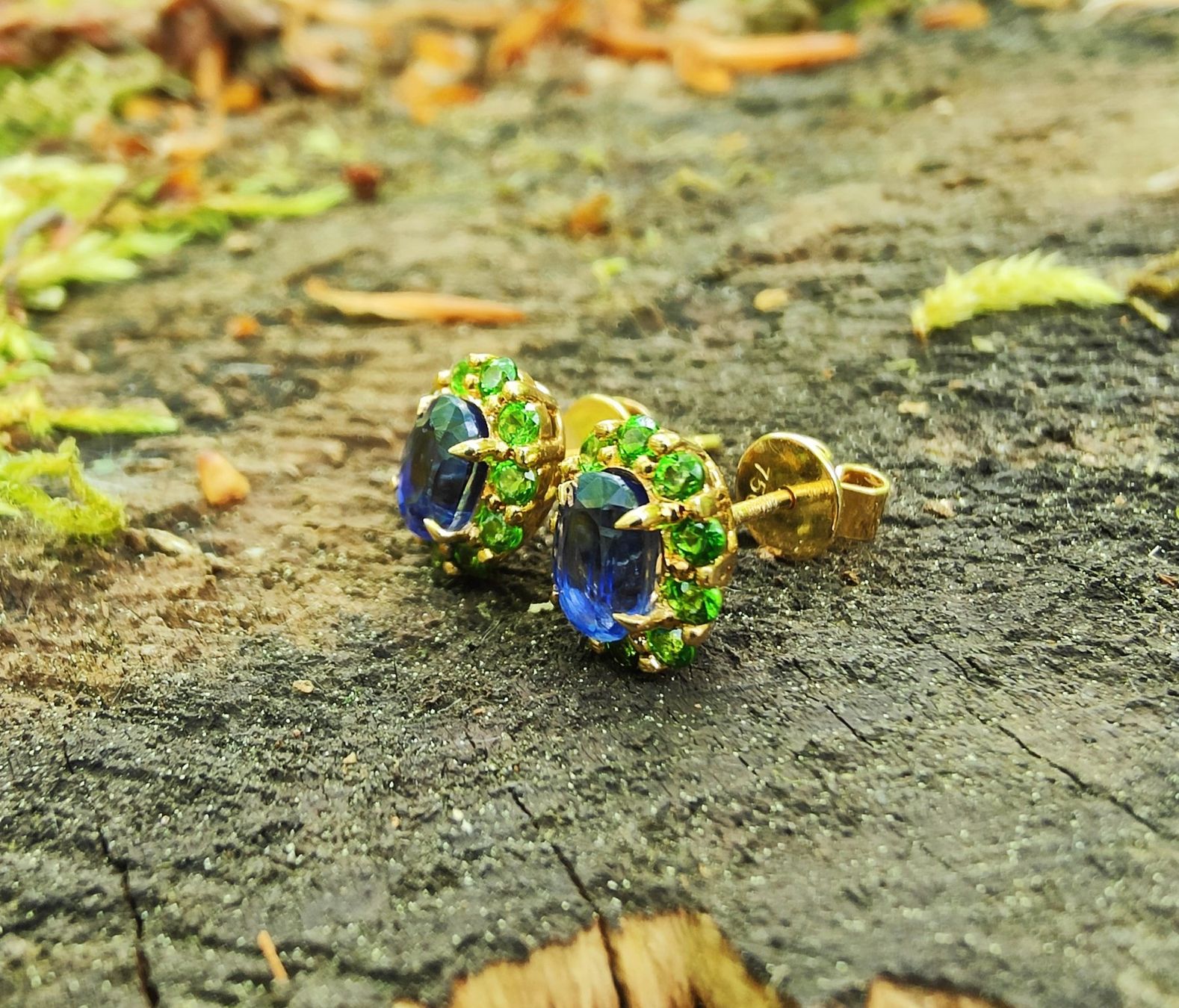 Orecchini pendenti & Orecchini a lobo: Kyanit mit Diopsid Ohrstecker, 18K Gold – Nuovo e nell'imballaggio originale da Rümlang venduto da 21f 1