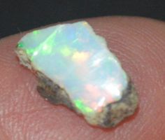 Edelstein L-9428 – Äthiopischer Roh Opal 13x7mm – 1.90 Karat