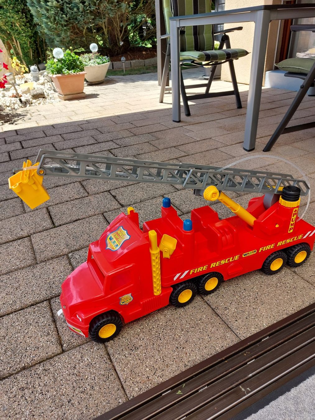 Spielzeuge: Feuerwehr Auto mit Zubehör Länge 77cm – Gebraucht aus Lausen von Chaldrian 1
