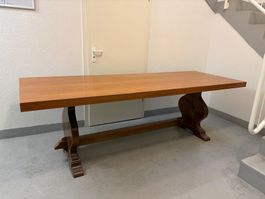 Tisch aus Nussbaum